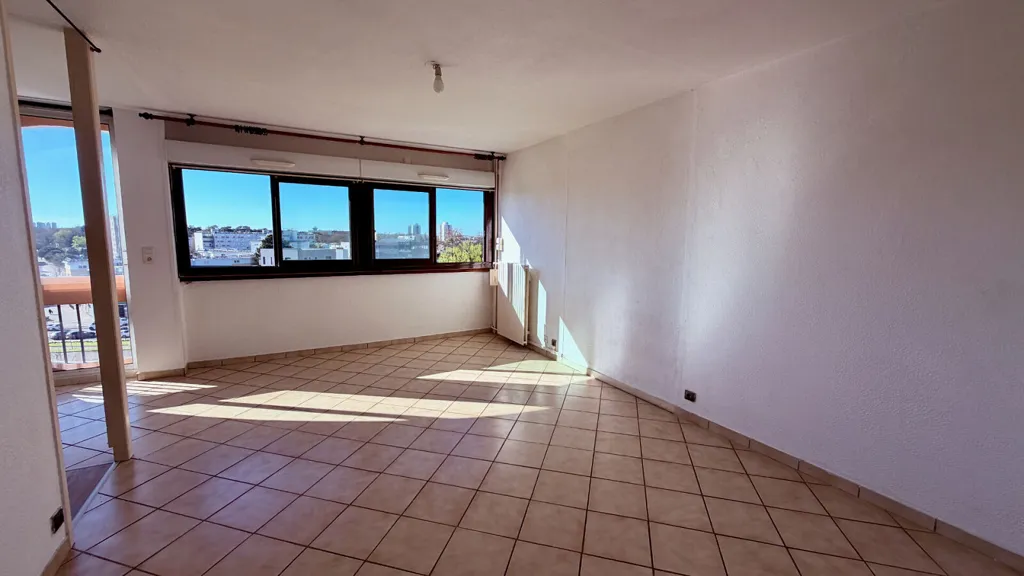 Rooms - 4-Piece Apartment with Parking in Talence