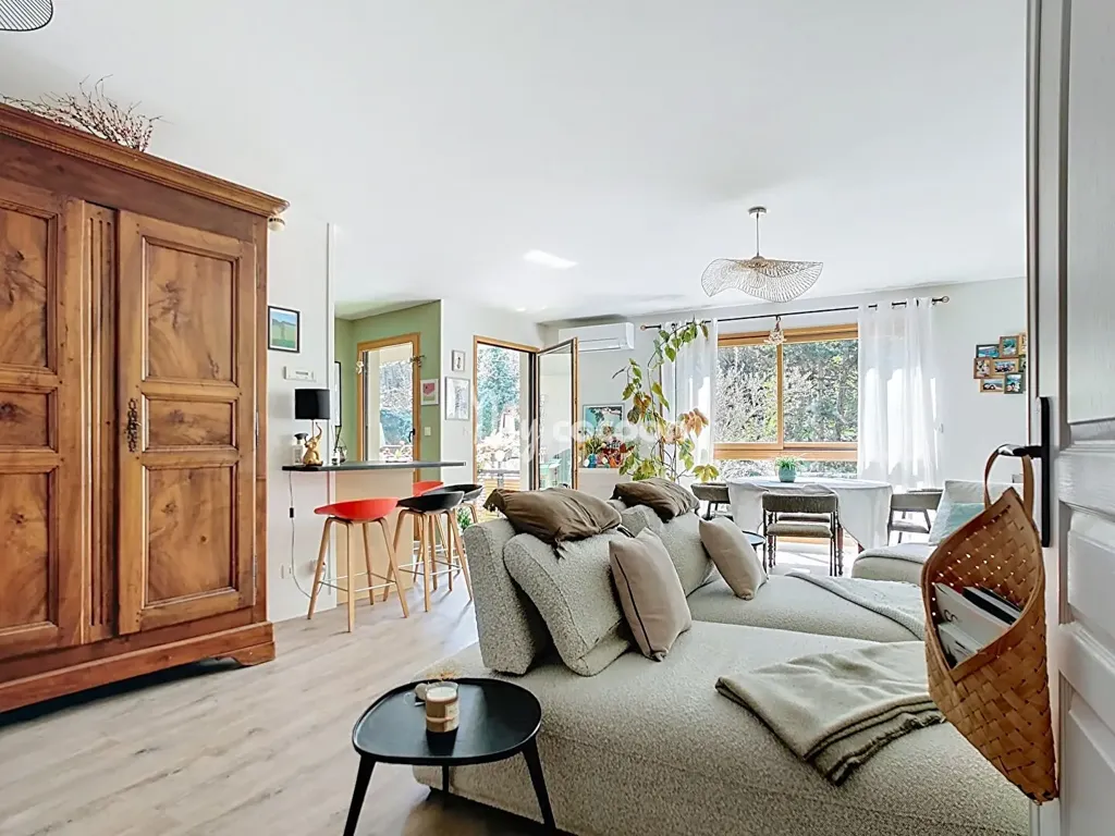 Living Room - Apartment with Balcony and Pool in Lyon 5