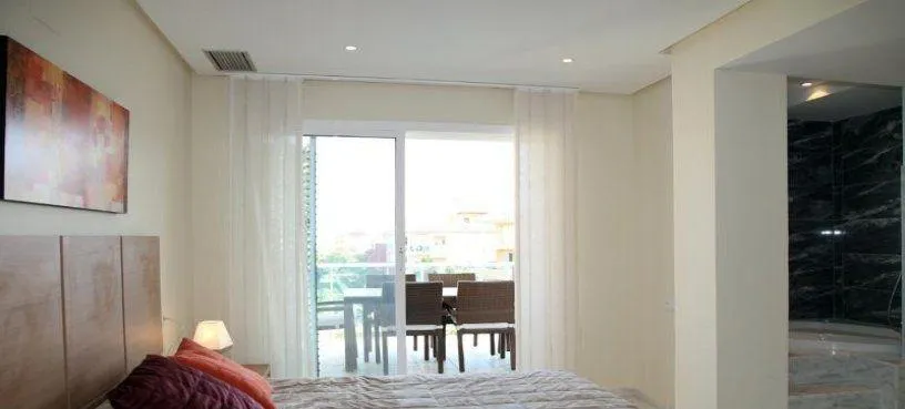 Chambres - Office Space with Three Floors in Fuente Álamo