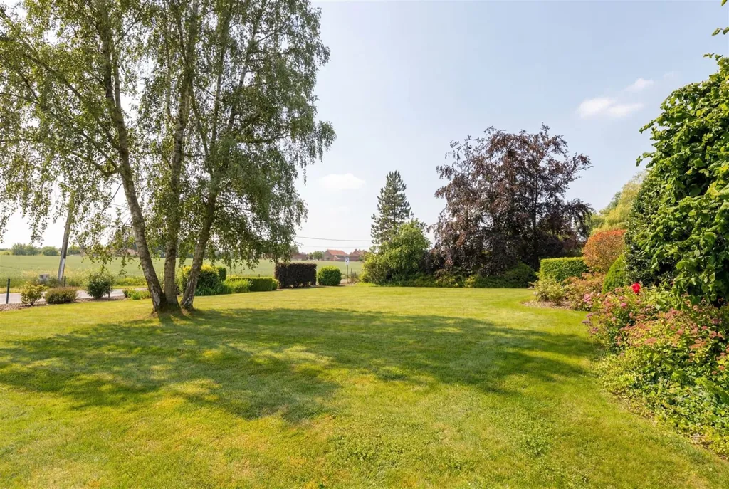 Jardin - Maison Pleine de Caractère avec Grand Garage à Herne