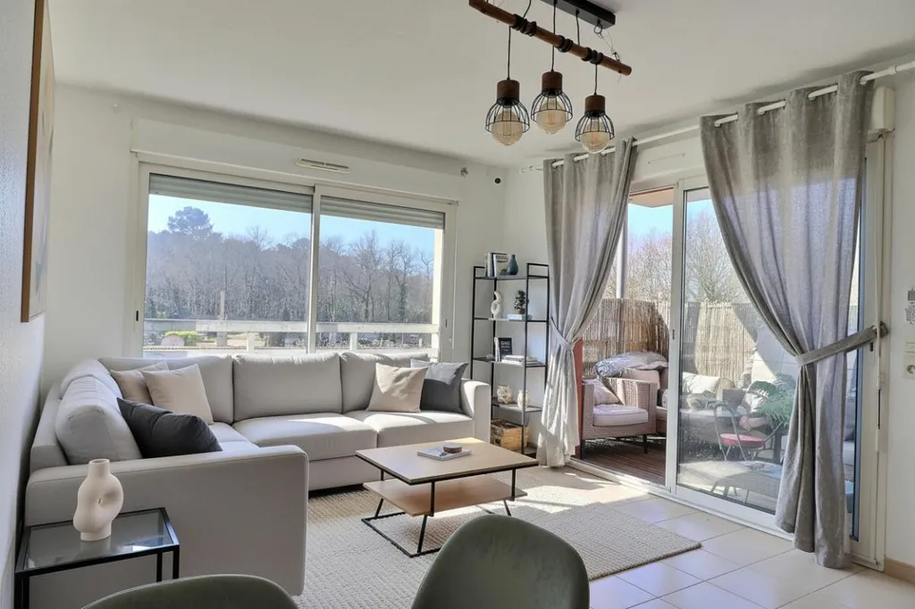 Séjour - Appartement avec Balcon et Parking à Proximité du Centre