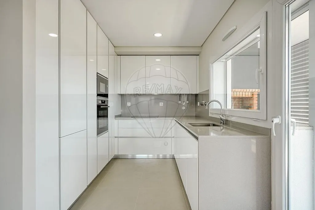 Cuisine - Luxury Apartment with Panoramic Balcony in Odivelas