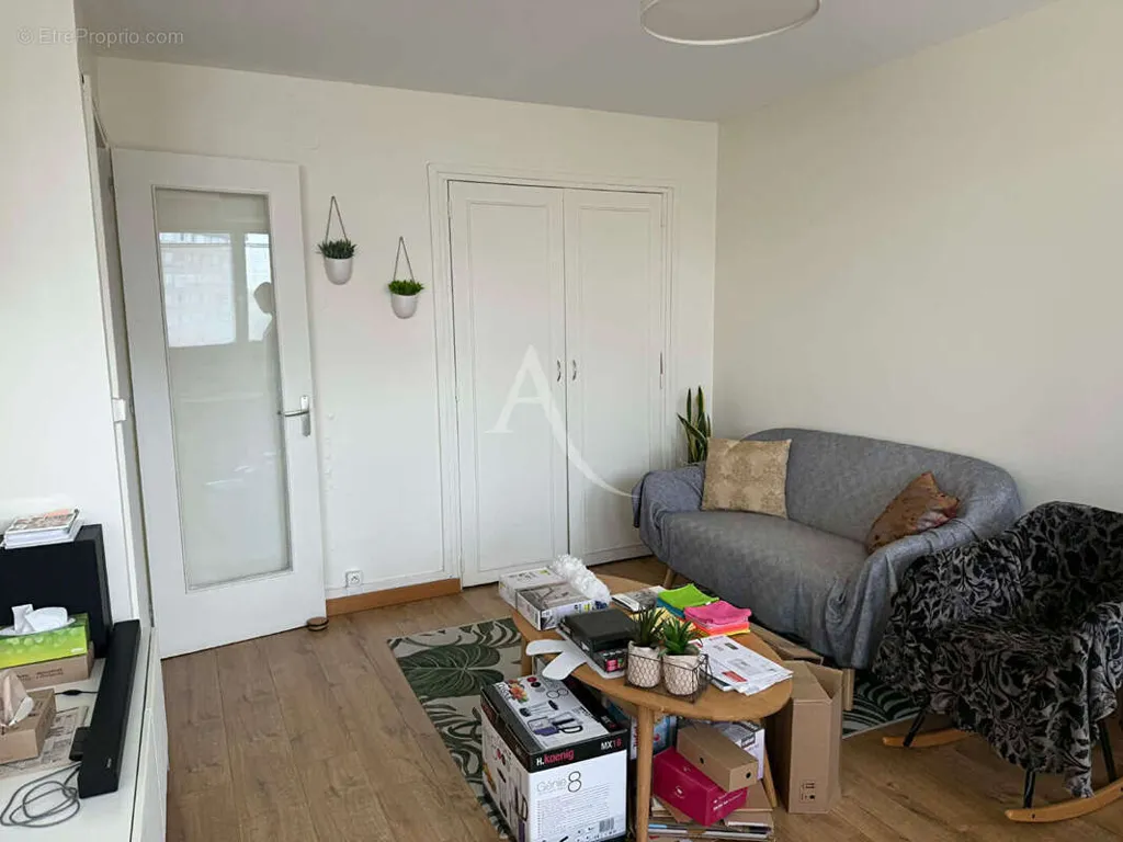Elutuba - 3-Bed Apartment with Balcony in Chatillon