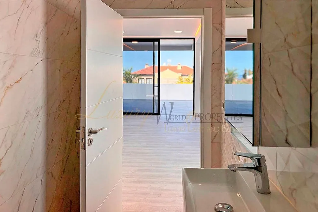 Vannitoad - Modern Villa with Private Pool in El Madroñal