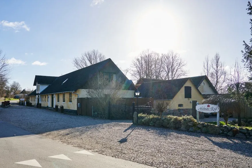 Välivaade - Historic Inn with Sea View in Helnæs