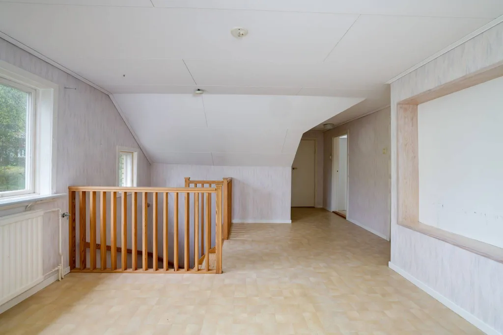 Pièces - Charming Villa with Large Garden in Generous Location