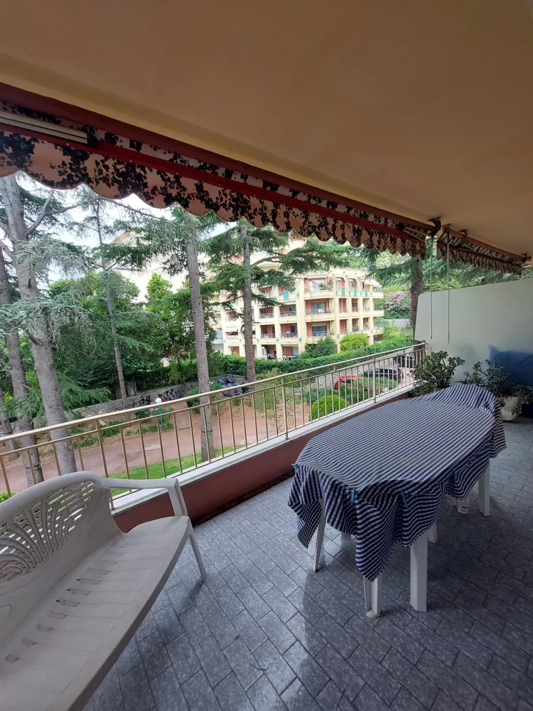 Terrasse - Appartement Meublé avec Balcon à Garavan