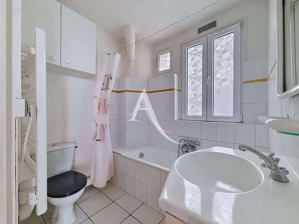 Salles de bain - Studio avec Cachet et Fort Potentiel en 2 Pièces à Paris