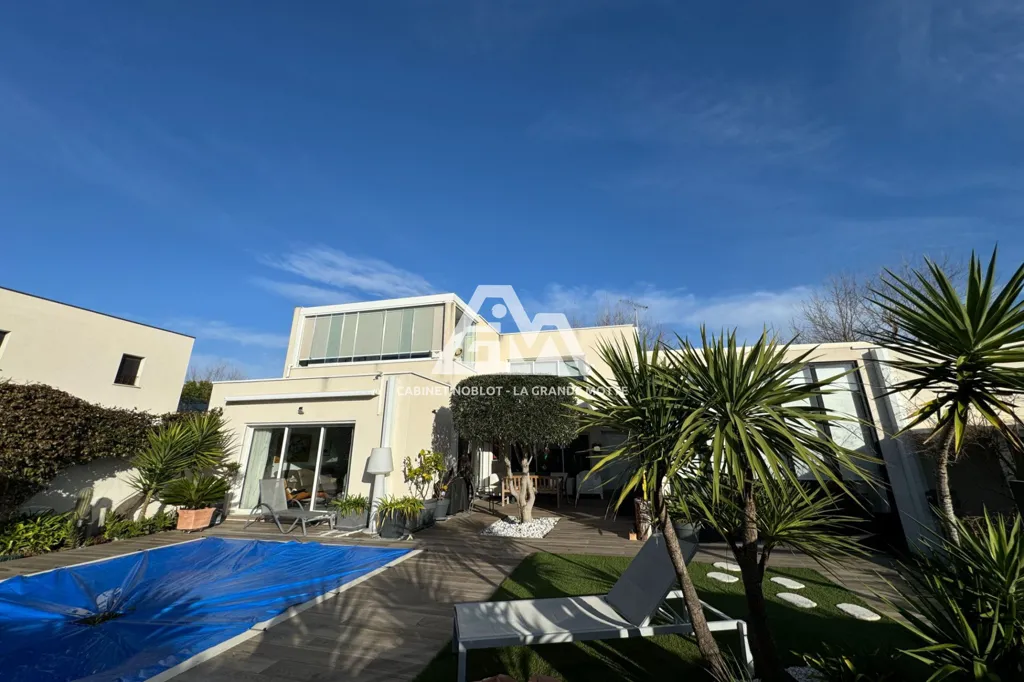 Piscine - Villa Contemporaine avec Piscine près de la Mer