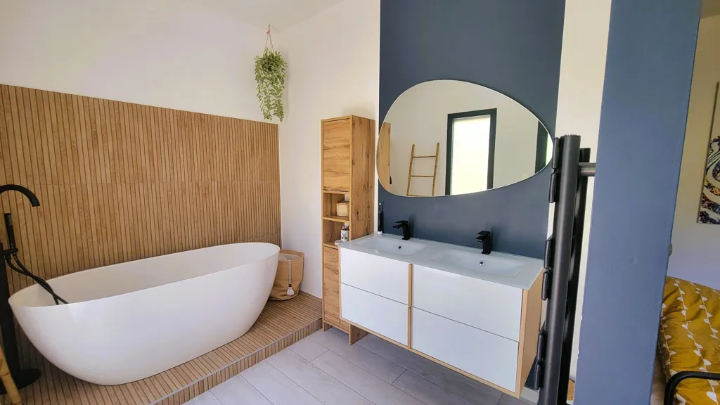 Salles de bain - Villa d'Architecte avec Piscine à Tourbes