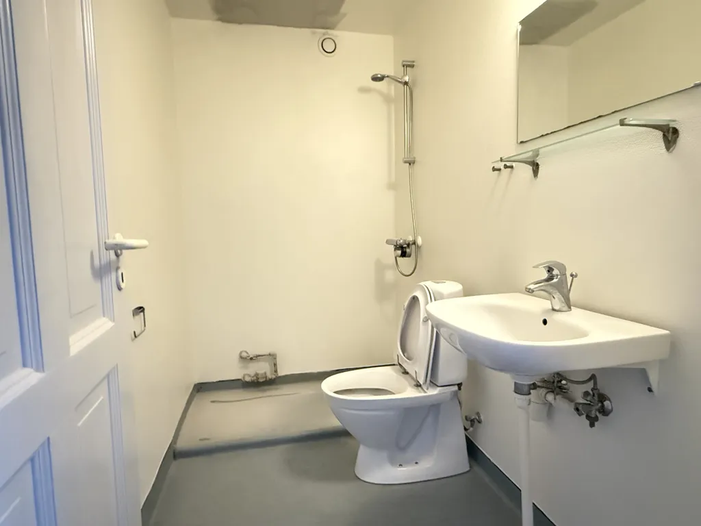 Salles de bain - Charming 2-Bedroom in Central Location
