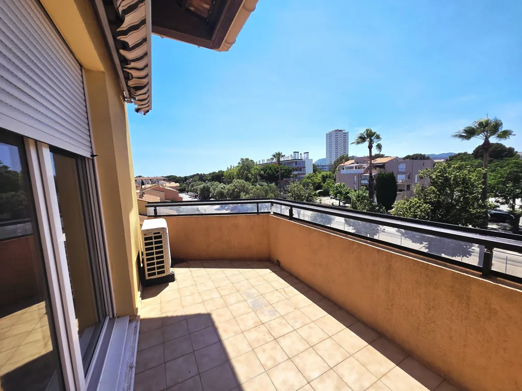 Balcony - 3rd Floor Flat with Terrace in Sablettes