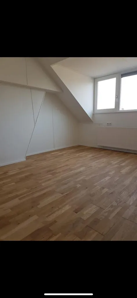 Pièces - Shared Room with Balcony in Topaasstraat