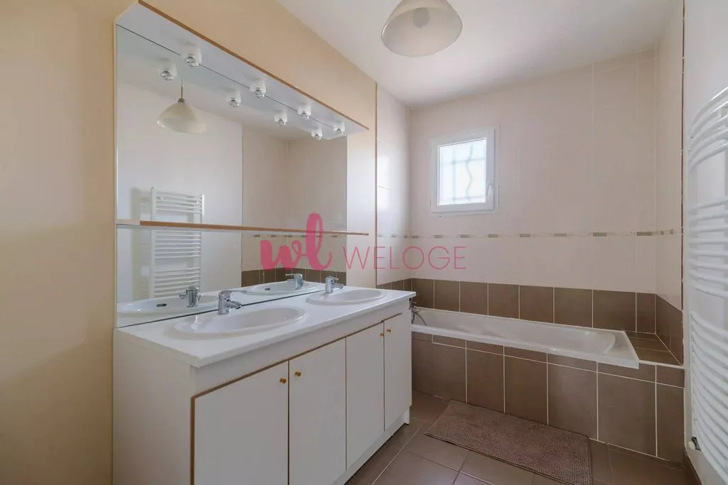 Salles de bain - Maison Contemporaine avec Piscine à Genas