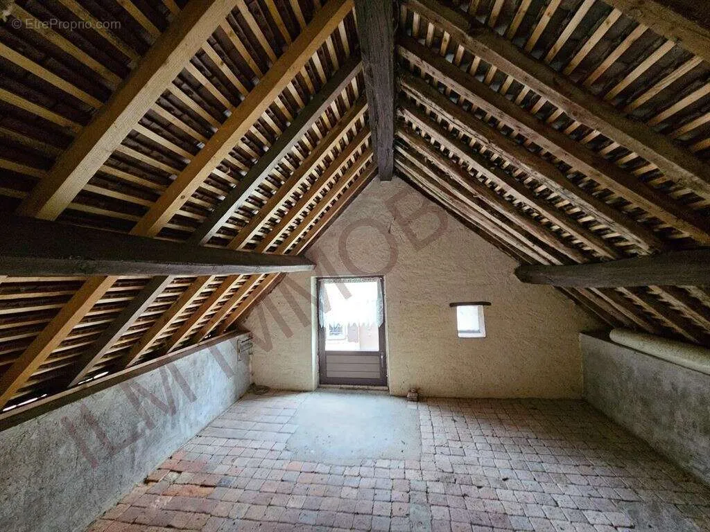 Pièces - Maison Ancienne Rénovée avec Terrasse dans l'Yonne