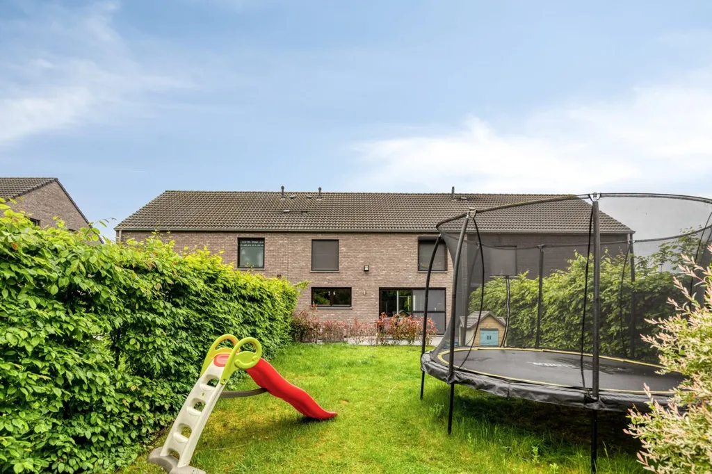 Jardin - Maison Récemment Construite avec Terrasse à Clabecq