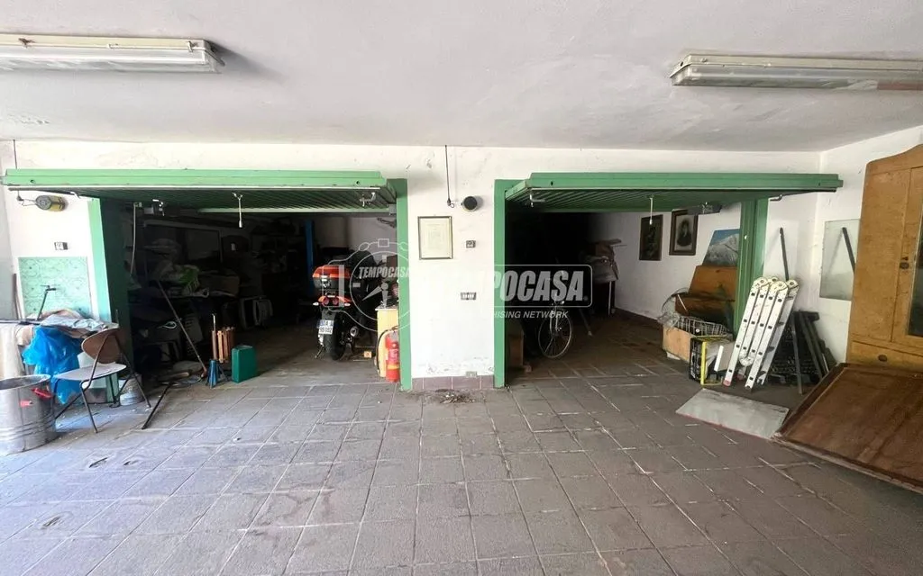 Garage - Luxury Villa with Private Garden in Mozzo