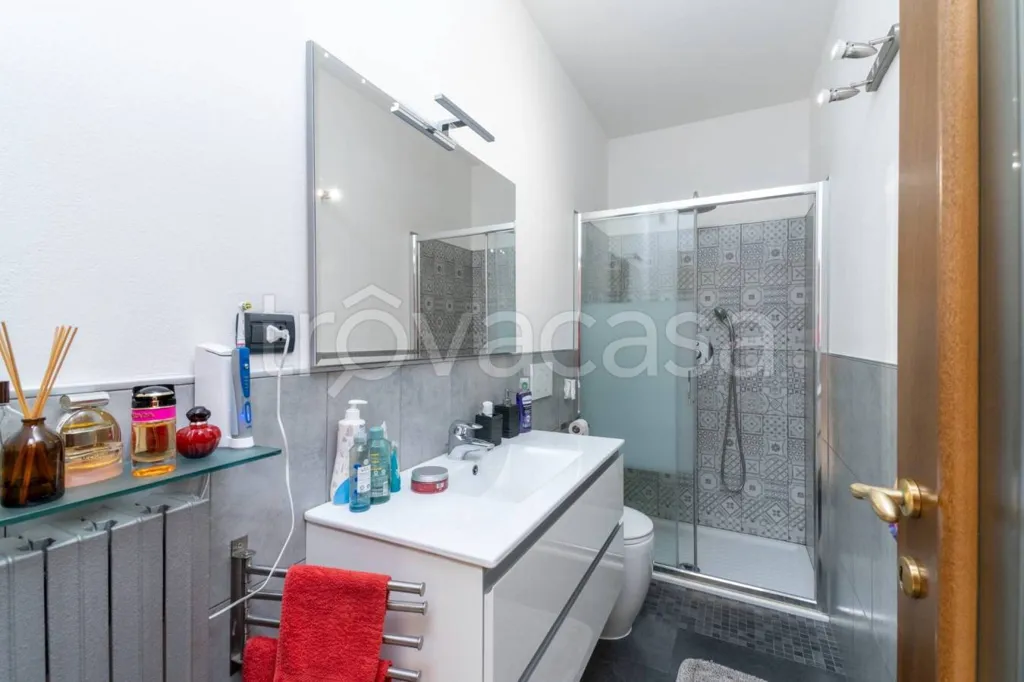 Salles de bain - Rear-Facing Apartment with Balcony in Turin