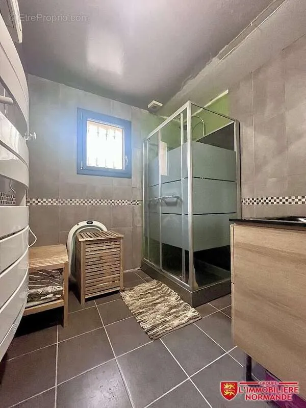 Salles de bain - Maison 6 pièces à Cravent
