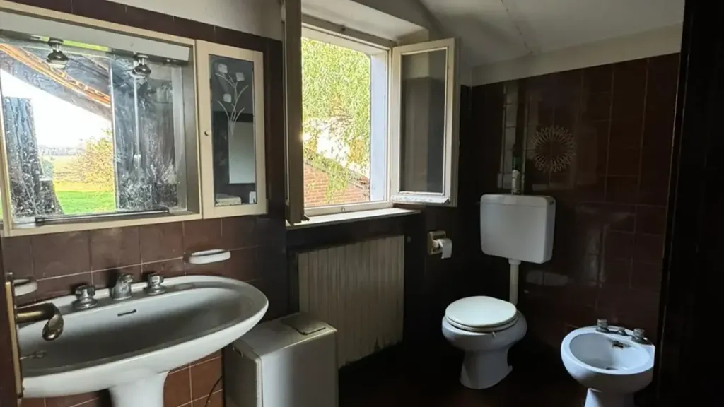 Salles de bain - Rustic Cottage for Renovation in Casale Monferrato