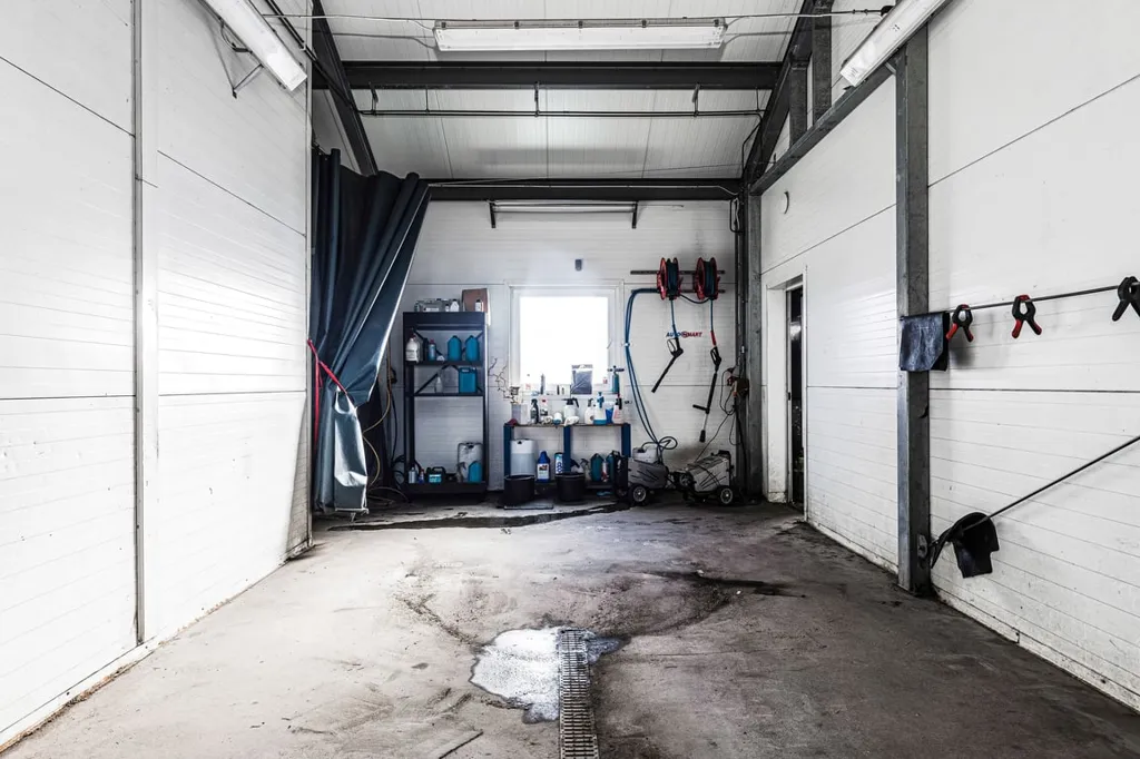 Garage - Industrial Unit with Workshop in Central Emmaboda