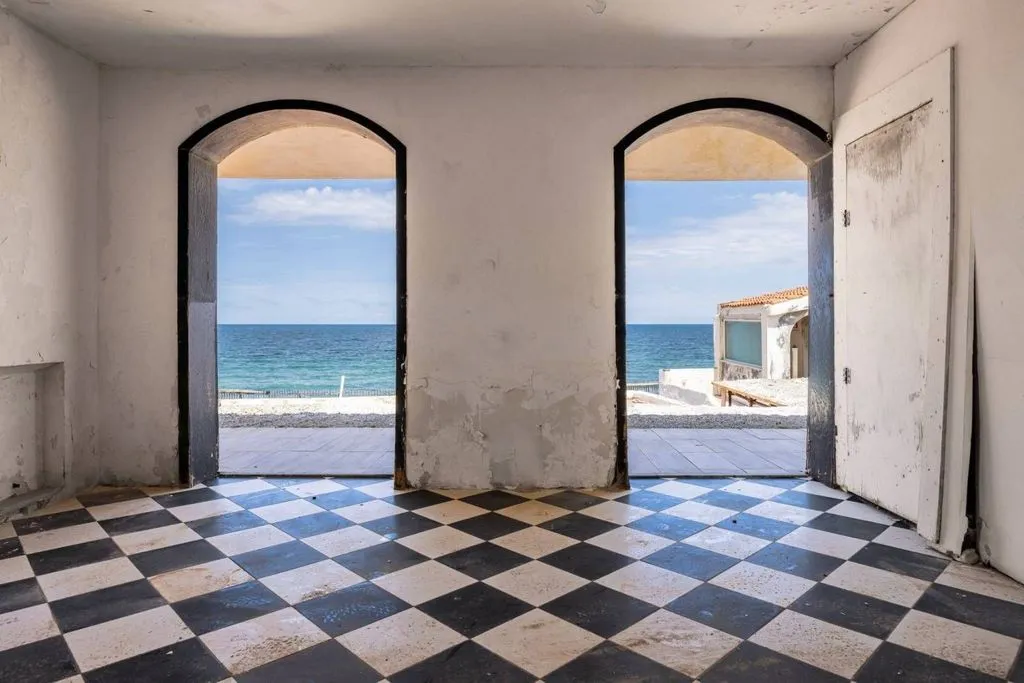 Pièces - Beachfront Villa with Historic Character in Palermo