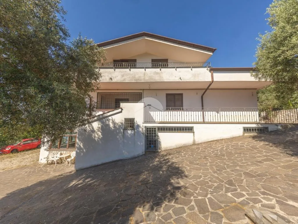 Extérieur - Versatile Villa with Olive Grove in Guidonia Montecelio