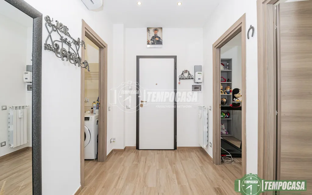 Entrée - Rustic 3-Bedroom Apartment with Balcony in Lodi Vecchio
