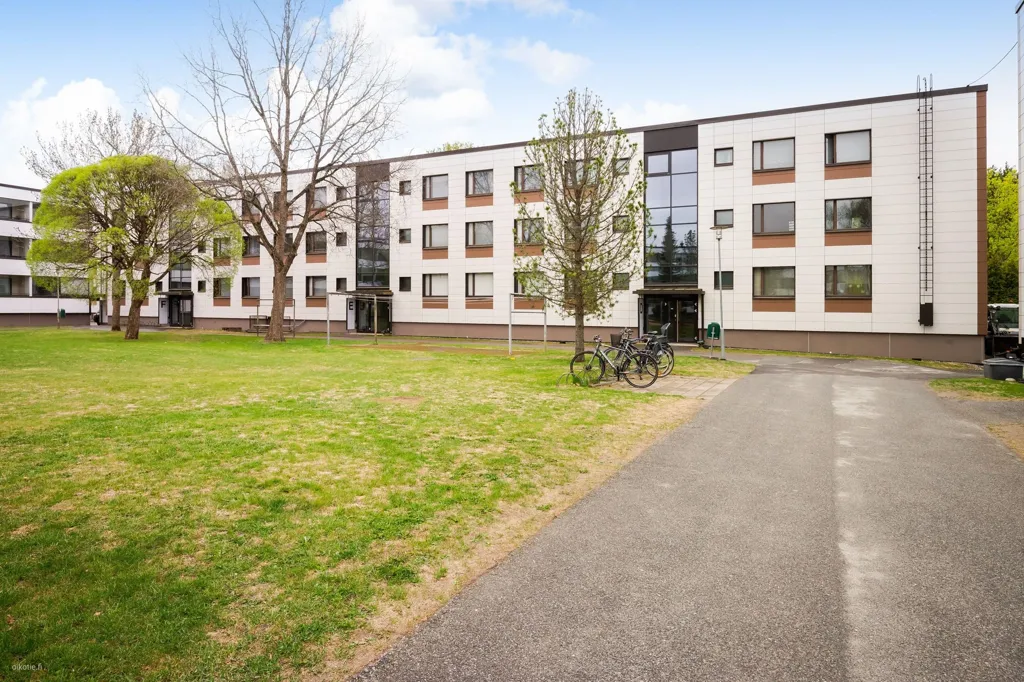 Exterior - 3-Bedroom Apartment with Balcony in Riutoja