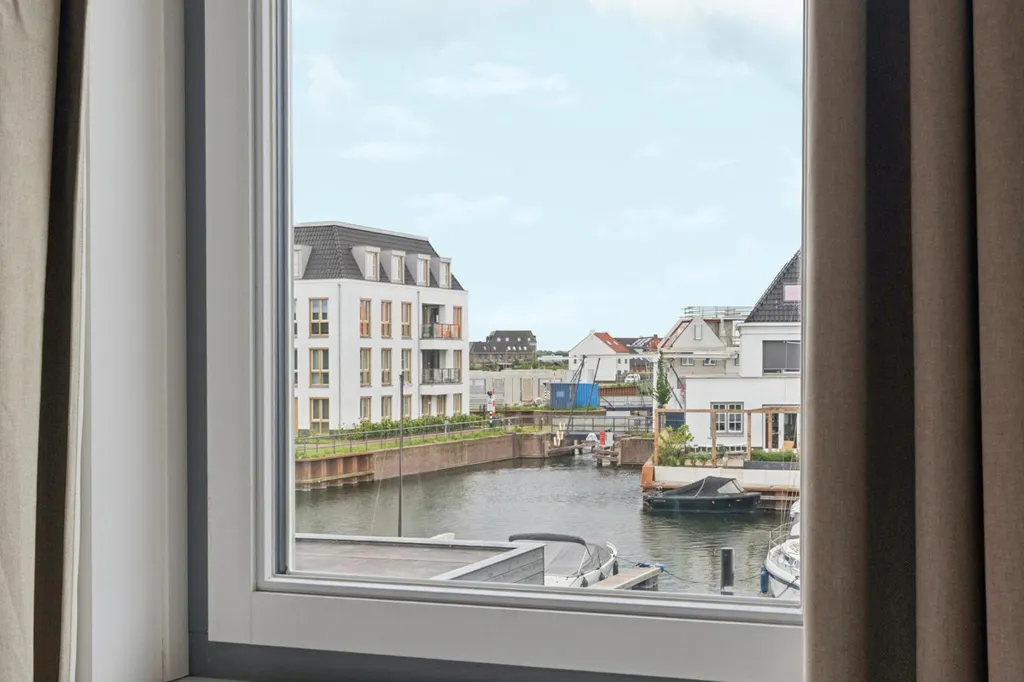 Toad - Modern Terraced House with Waterfront in Zeewolde