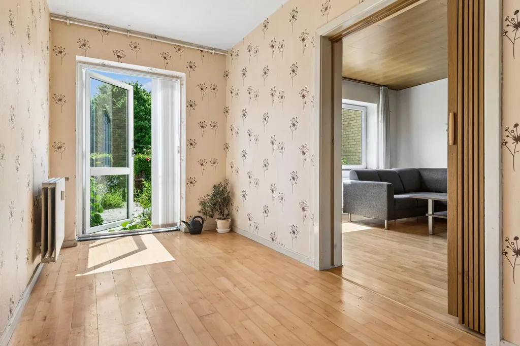 Esik - Apartment with South-Facing Garden in Taastrup