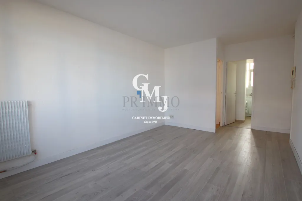 Rooms - Renovated Flat with Central Location in Saint-Raphaël