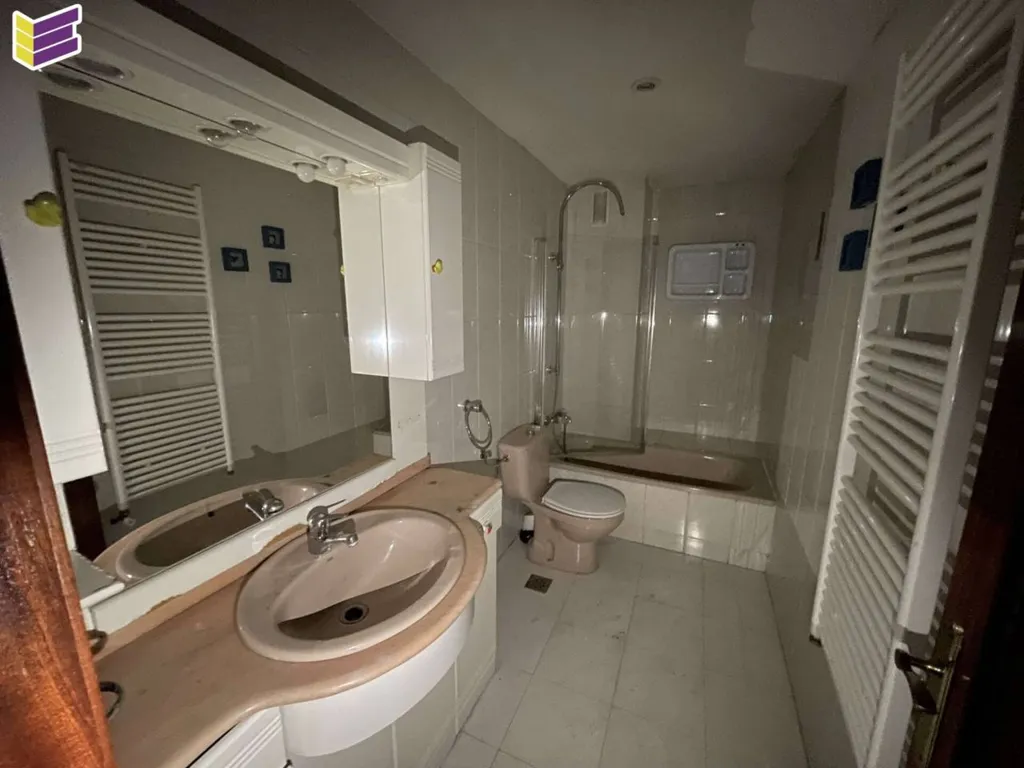 Salles de bain - Apartment with Large Windows in Vigo
