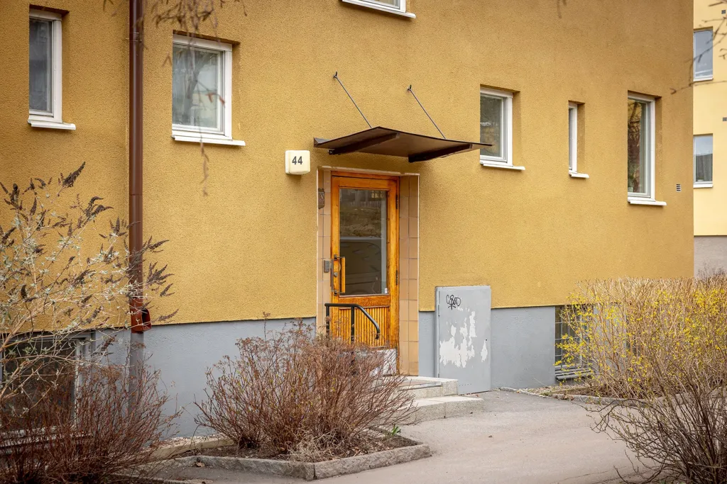Exterior - Funkis-Style Flat with Balcony in Årsta