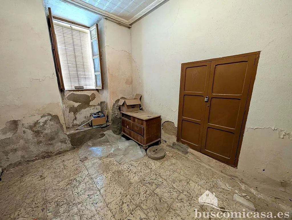 Vannitoad - Historic Chalet for Renovation in Linares