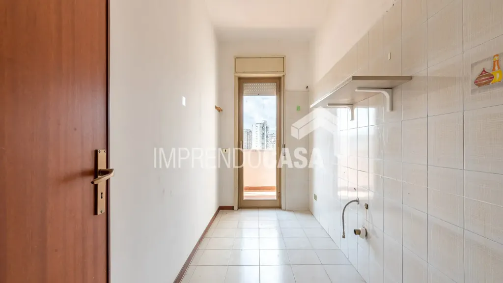 Esik - Trilocale with Balcony View in Palermo