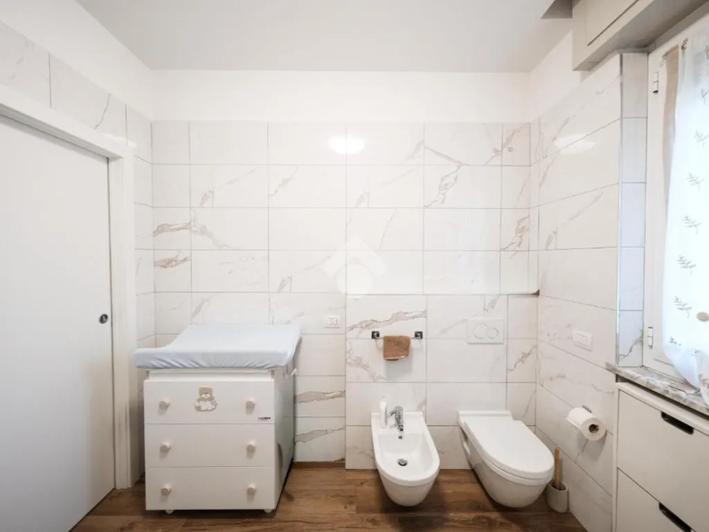 Salles de bain - Rustic Villa with Balcony in Verano Brianza
