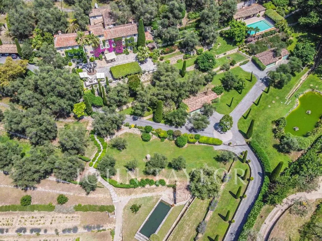 Vue aérienne - Bastide Luxueuse avec Piscine à Grasse