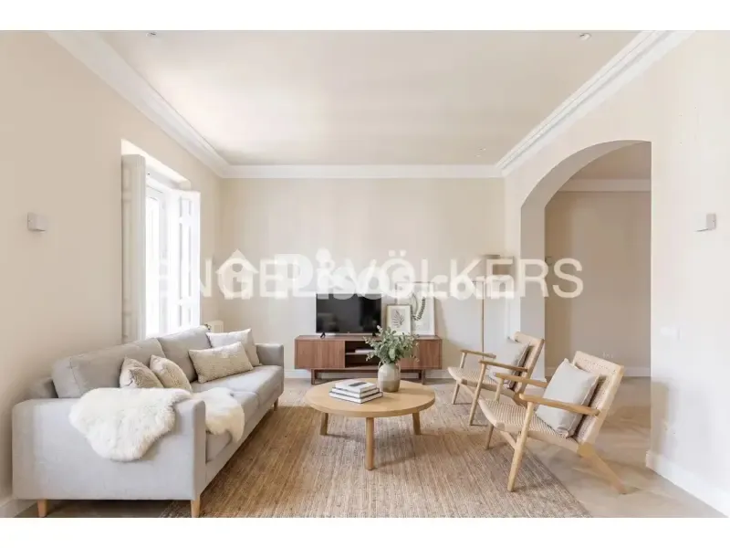 Salón - Fully Renovated Apartment with Balcony in Justicia