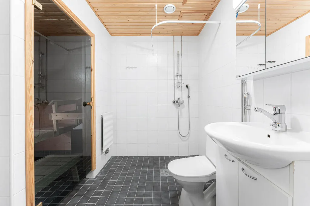 Salles de bain - Spacious Duplex with Balcony in Kalkku, Tampere