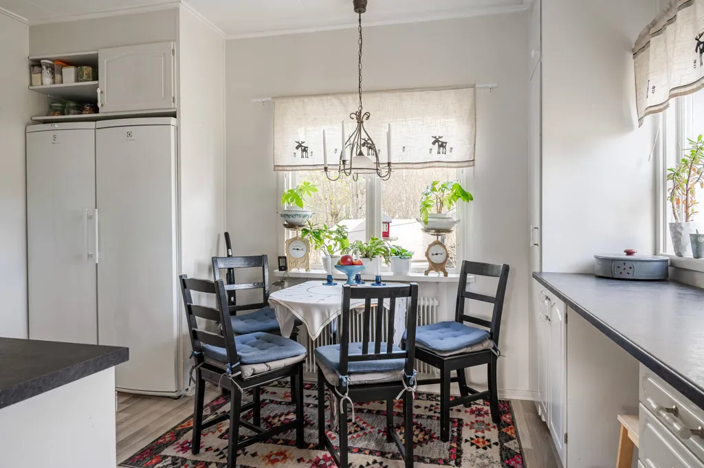 Söögituba - Spacious Cottage with Garden in Ånge