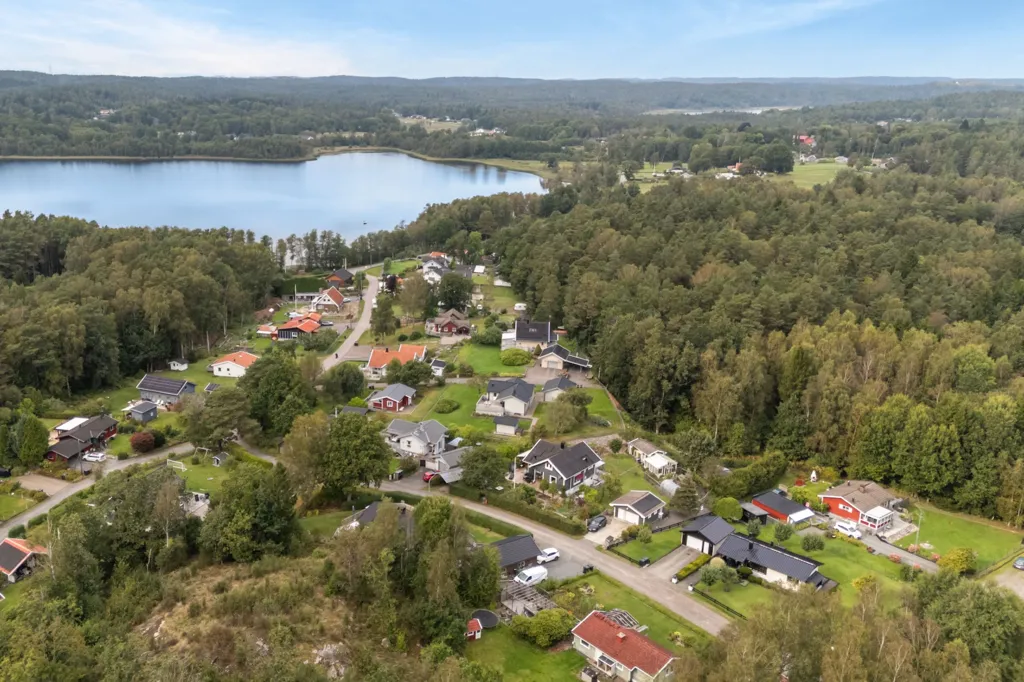 Luftaufnahme - Charming Villa with Lake View in Tulebo