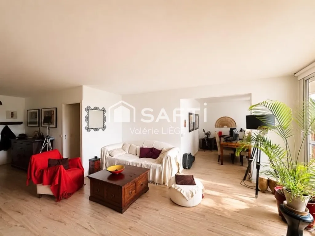 Living Room - Bright Family Flat with Terrace in Andrésy
