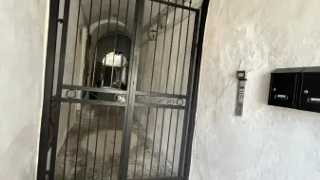 Esik - Historic Apartment with Garden in Cave