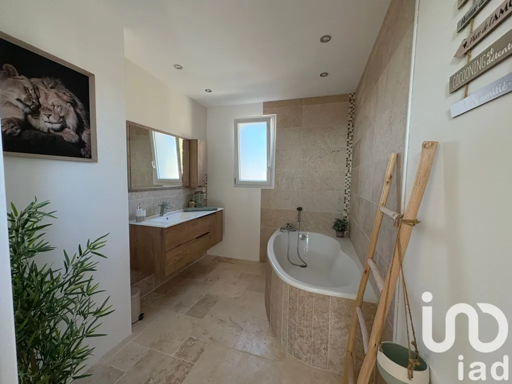 Salles de bain - Maison Moderne avec Jardin à Félines