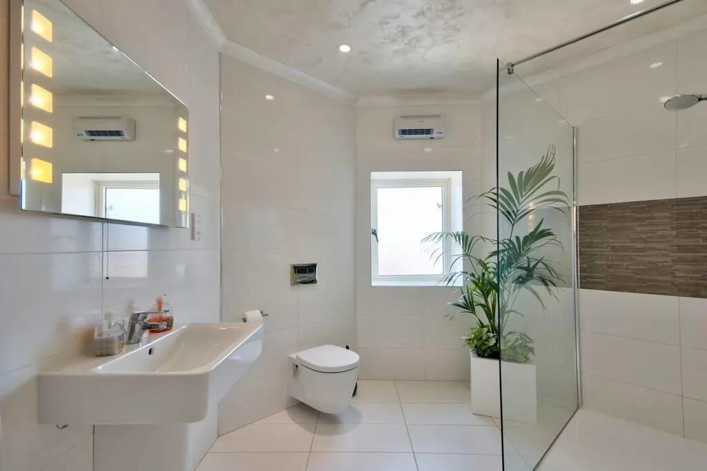 Bathrooms - 4-bedroom house in Ibragg