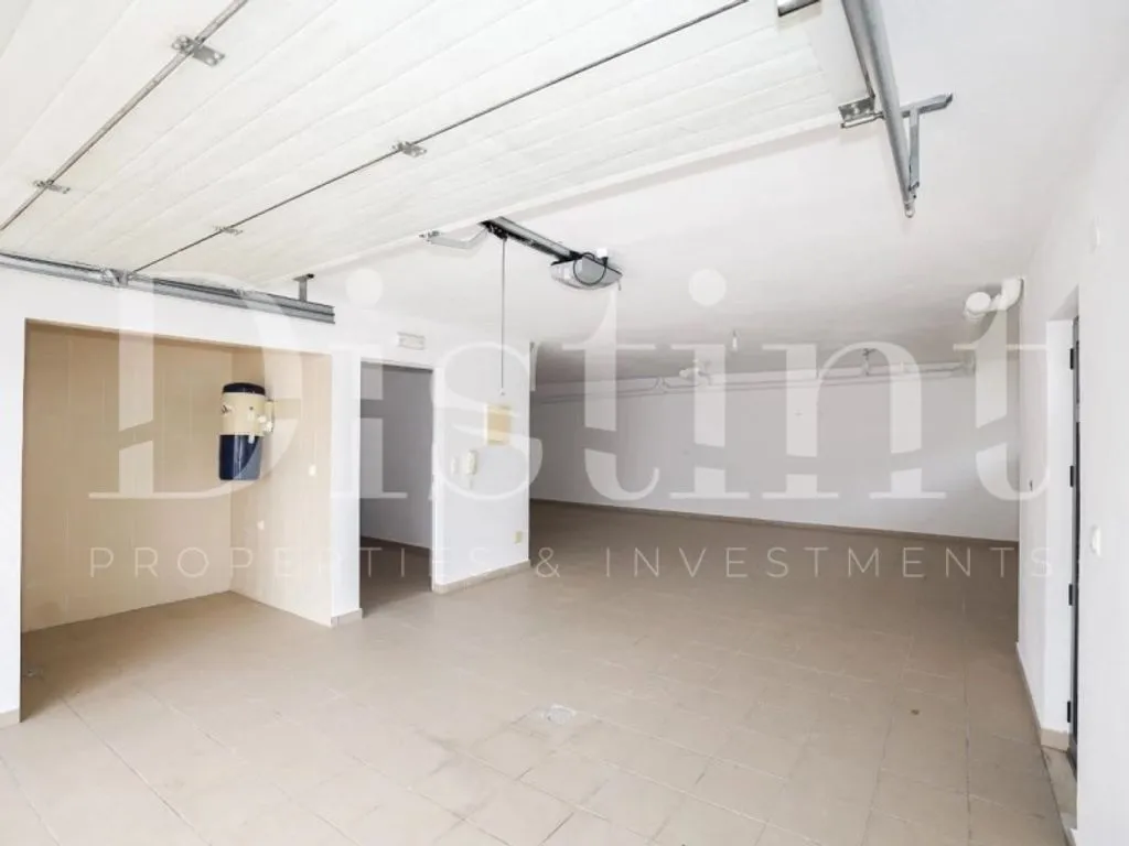 Garage - Renovated Detached House with Garden in Almada