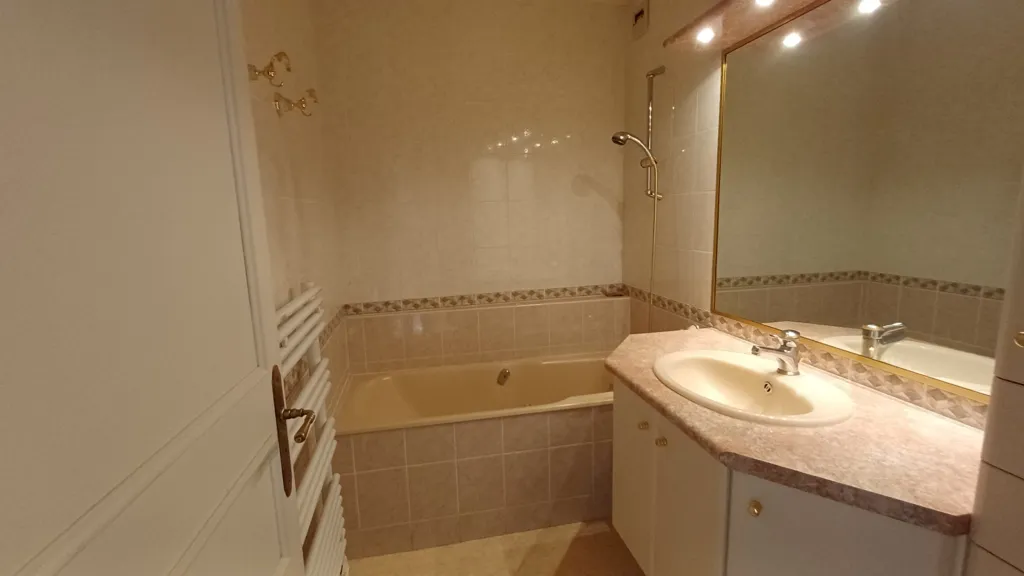 Salles de bain - Appartement Traversant avec Garage et Balcon à Clermont-Ferrand