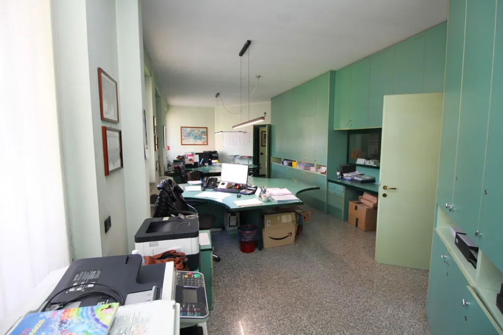 Kabinet - Office with Parking in Central Lainate