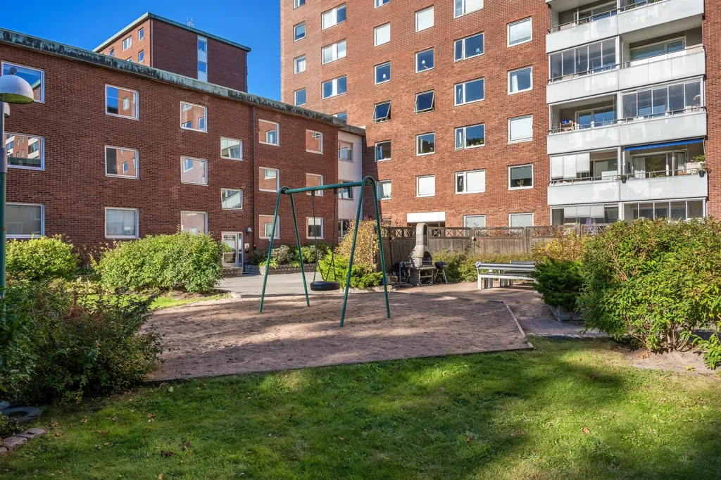 Giardino - Modern Two-Bedroom Flat with Large Windows in Majorna